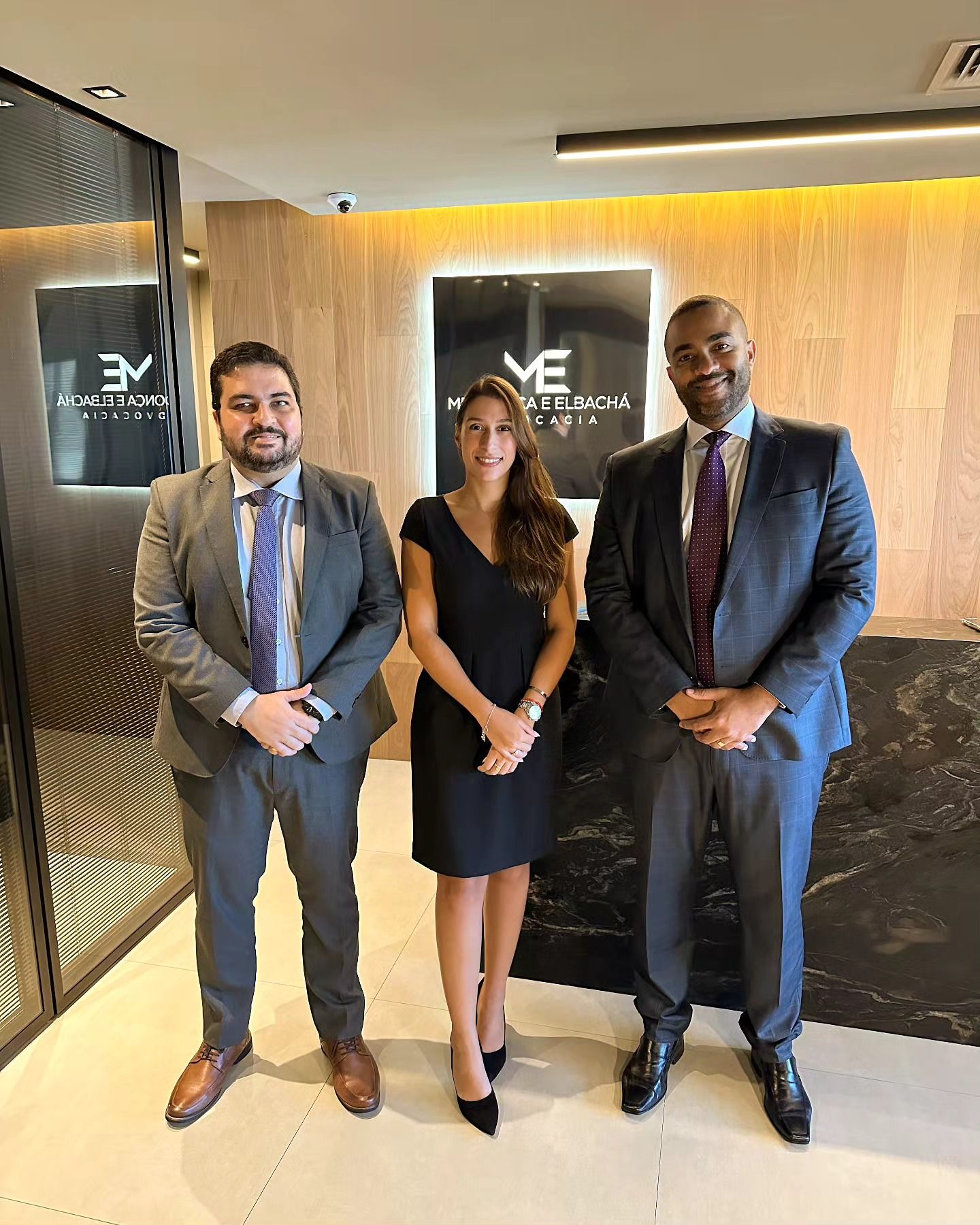 Equipe Mendonça e Elbachá no escritório, em Salvador