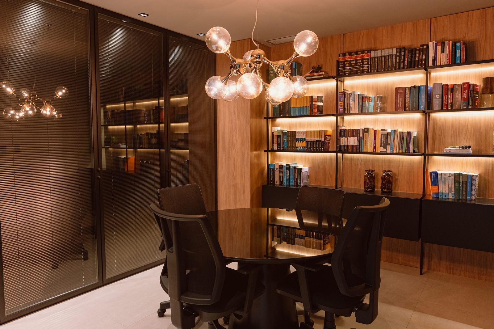 Biblioteca jurídica do escritório